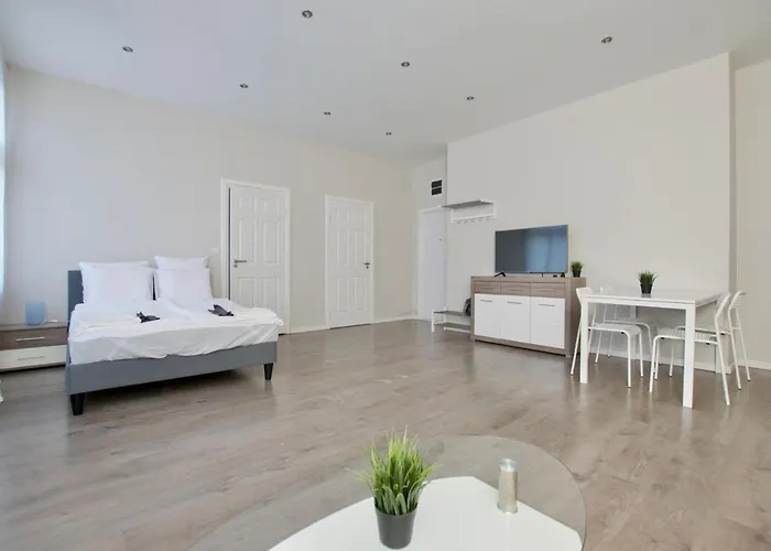 Flatiron Building - By Hi5